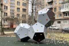 Детская площадка со скалодромом построили во дворе на Ланском шоссе