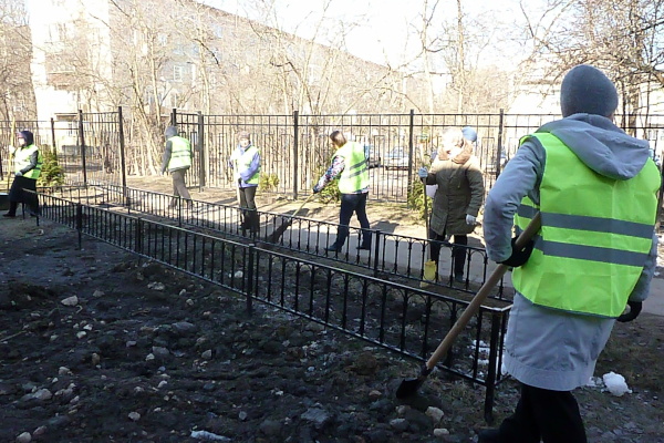 Школа №201 присоединилась к весенней уборке района