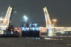 "Невская застава" успешно освободила сухогруз из ледового плена