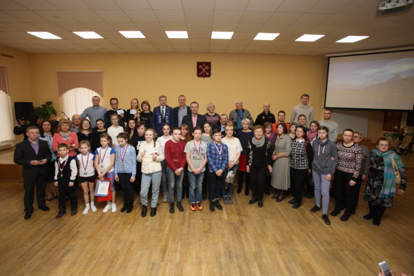 Олимпийский чемпион вручил жителям знаки отличия ГТО