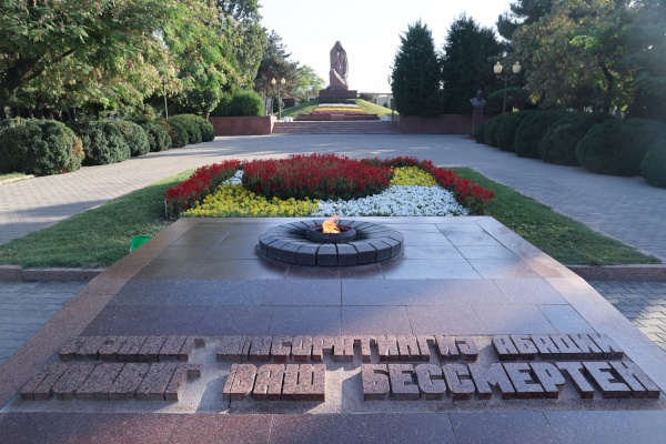 Посещение мемориального комплекса «Братские могилы» на Волгоградском кладбище-мемориале в Ташкенте.