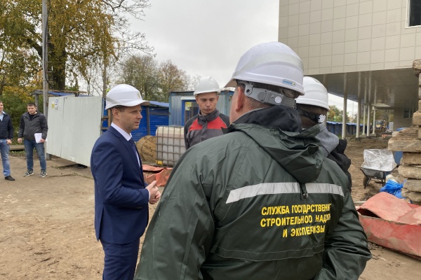 Владимир Болдырев: для завершения в срок Дома культуры Красносельского района необходимо увеличить количество рабочих на стройке