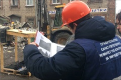 В Красносельском районе освобождается незаконно занятый земельный участок: демонтируется постройка, используемая под шиномонтаж