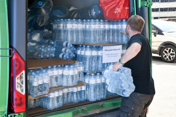 Общественная палата продолжает реализацию акции по доставке питьевой воды в больницы города