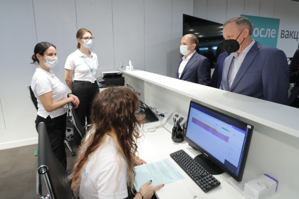 Губернатор ознакомился с работой самого крупного в Петербурге пункта вакцинации в ТРЦ "Галерея"