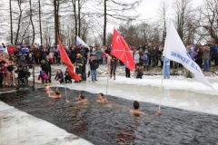 Более 30 «моржей» приняли участие в заплыве в Московском парке Победы