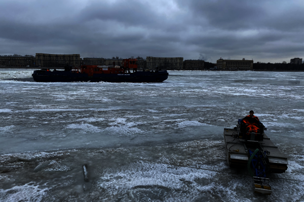 Учения по ликвидации нефтепродуктов на Неве