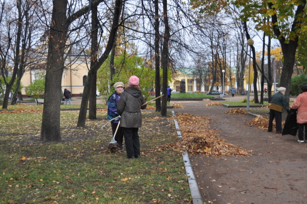Ветераны Кронштадта вышли на субботник в Андреевский сквер
