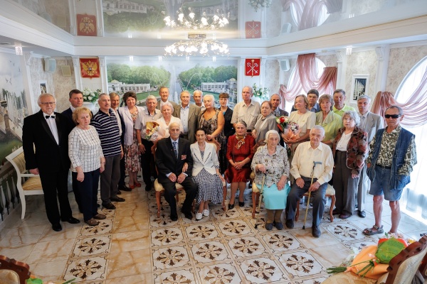 В Петергофском Дворце бракосочетания чествовали юбиляров семейной жизни