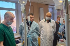 Руководители Петродворцового района навестили бойцов, проходящих лечение в Николаевской больнице