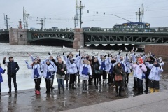 Более 8000 жителей и гостей Петербурга поздравили Дворцовый мост с юбилеем
