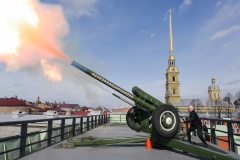 Глава администрации Фрунзенского района Константин Серов произвел выстрел из пушки на Петропавловской крепости в честь 85-летия Фрунзенского района
