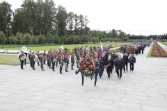 К Пискаревскому мемориалу возложили цветы и венки в память о 81-й годовщине начала блокады Ленинграда
