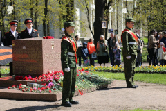 В День Победы жители Пушкинского района совместно с Дворцом творчества Пушкинского района провели Вахту памяти у памятного знака Героям Советского Союза