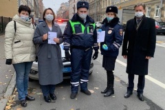 Инспекторы ГИБДД УМВД России по Центральному району проводят профилактическую работу с пешеходами в рамках рейдовых мероприятий операции «Пешеход. Пешеходный переход»