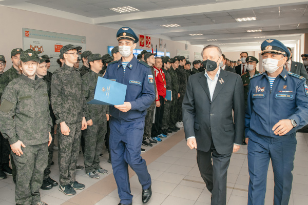 Александр Беглов посетил центр военно-патриотического воспитания и подготовки молодых петербуржцев к военной службе «Авангард»