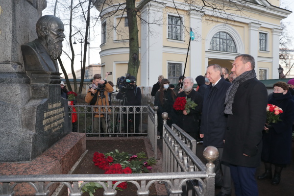 Возложение цветов могилу Федора Достоевского в Некрополе мастеров искусств Александро-Невской Лавры