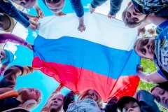 В детских лагерях Санкт‑Петербурга и Ленинградской области отметили День Государственного флага РФ