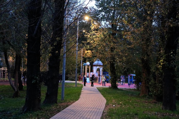 Завершена реконструкция освещения в 7 квартале рядом со станцией метро «Елизаровская»