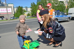 Дети и полицейские учили водителей вежливости