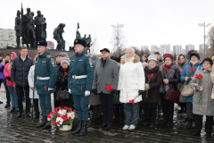 В День защитника Отечества делегация Кировского района возложила цветы в Монументу героическим защитникам Ленинграда