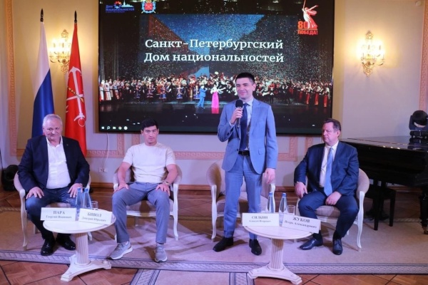 В Доме национальностей прошла встреча с чемпионом мира по боксу в полутяжёлом весе Дмитрием Биволом