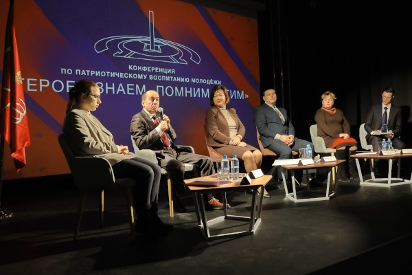 Кто герои современности? Ответ искали в Доме молодежи