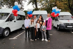 Многодетным семьям Петербурга вручили микроавтобусы