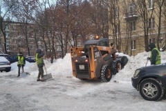 Во Фрунзенском районе продолжаются работы по уборке территории