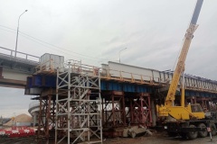 На Петрозаводском шоссе надвинули 45 метров металлоконструкций пролетного строения над железнодорожными путями