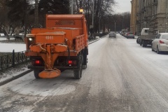 Утренний снег убирают в Московском районе