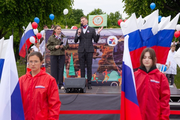 В преддверии праздника Молодежный центр «Лигово» закружил «Хоровод России»