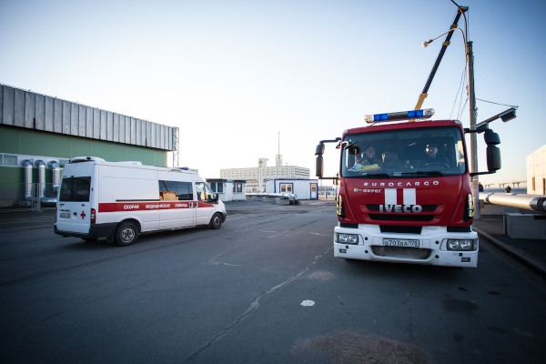 Городские пожарные ежедневно дежурят на территории госпиталя в «Ленэкспо»