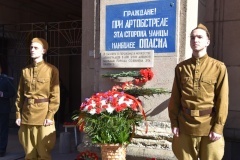 К мемориальной доске на Невском, 14 возложили цветы в память  погибших в годы Великой Отечественной войны