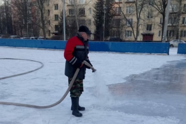 В Кировском районе Санкт‑Петербурга залито 12 катков