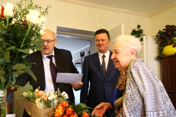 Глава района Владимир Ушаков поздравил со 100-летием ветерана войны