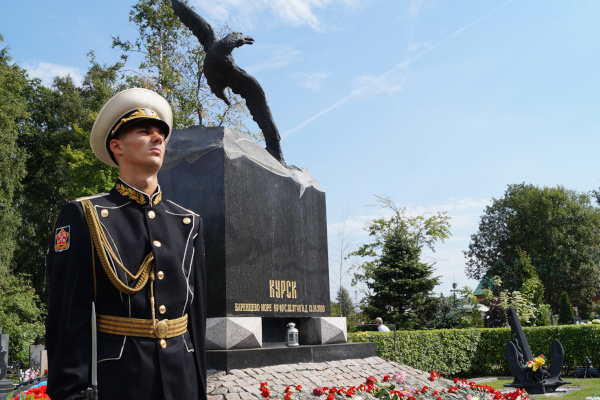 На Серафимовском кладбище почтили память погибших моряков атомного подводного крейсера  «Курск» (фоторепортаж)