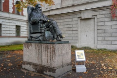 У памятника Д.И. Менделееву на Московском проспекте установлен временный стенд с плакатом одной из победительниц конкурса «СОхранить»