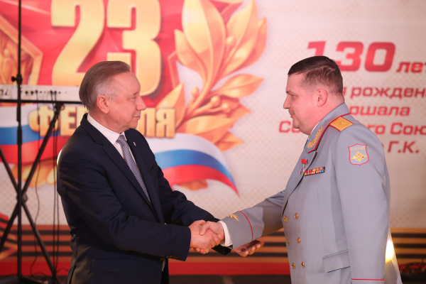 Александр Беглов вручил награды Правительства Санкт‑Петербурга командирам ЛенВО и 6-й гвардейской Ленинградской армии ВВС и ПВО ВКС РФ