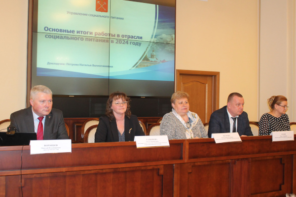 В Смольном прошло совещание с руководителями организаций общественного питания, осуществляющими деятельность в сфере социального питания