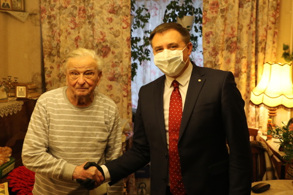 Ветерану Великой Отечественной войны из Пушкина вручили документы на новую квартиру