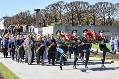 Председатель Жилищного комитета Денис Удод принял участие в торжественной церемонии возложения венков и цветов на Пискарёвском мемориальном кладбище