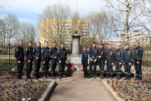 Добровольцы объединения «ПитерСпас» провели уборку захоронения воинов-защитников Ленинграда  