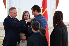 В Смольном наградили многодетную семью из Кировского района