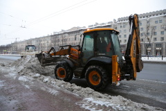 Уборка Московского района от снега продолжается
