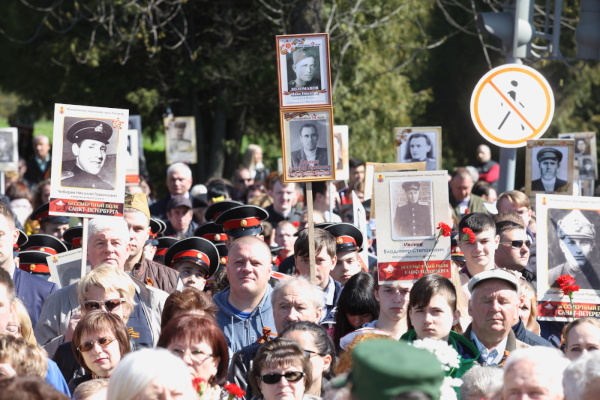 В «Бесмертном полку» 10 тысяч жителей пронесли портреты Героев Победы