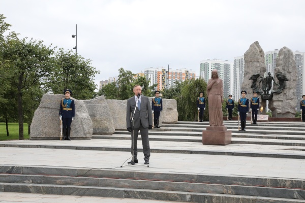 Церемония, посвященная Дню воздушно-десантных войск, в парке Интернационалистов