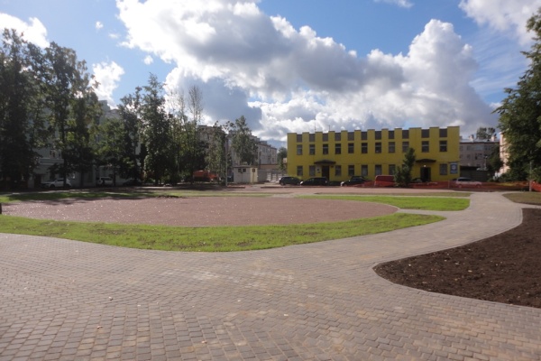 Двор на ул. Красного флота меняется на глазах. В стадии завершения работы по комплексному благоустройству