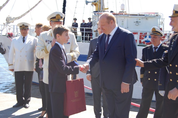 Учащегося школы № 337 Невского района Александра Годейкина наградили нагрудным знаком «Горячее сердце»