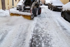 В Центральном районе продолжаются работы по уборке снега и очистке кровель